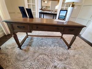 lot 4 image: Riverside Desk