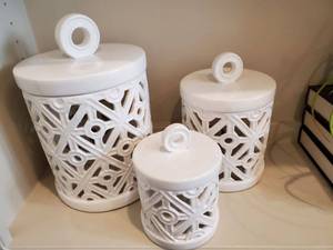 lot 10 image: White Ceramic Lattice Lidded Containers