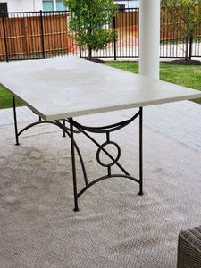 lot 72 image: Summer Classics Metal Trestle Base with Superstone Top