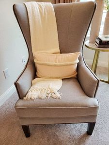 lot 122 image: Bassett Chair with Pillow & Throw