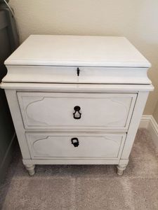 lot 268 image: Universal Cancale 3 Drawer Bedside Chest