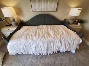lot 272 image: Grey Daybed by Hillsdale Furniture