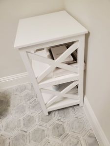 lot 274 image: Small Storage Unit