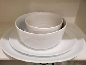 lot 43 image: Threshold Porcelain Serving Bowls & Trays