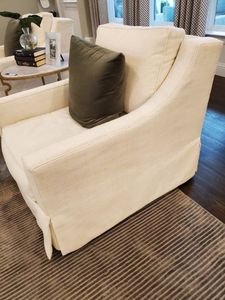 lot 95 image: Bassett Skirted Arm Chair with Green Velvet Pillow
