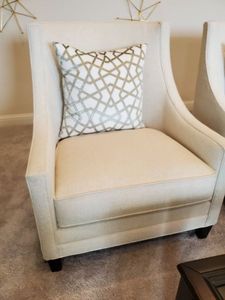 lot 173 image: Southern Linen Blend Chair with Pillow