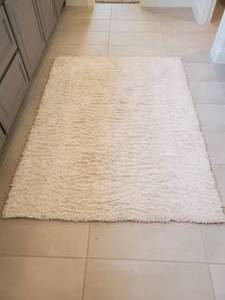 lot 275 image: Plush White Rug with Latex Back