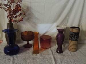 lot 52 image: 8 colorful flower vases 6 to 12, 8 inch lacy design brown lines, and 8 purple slim vase