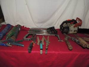 lot 87 image: Caulking gun, hand saws, bush sheers, small and large , Echo C530 chainsaw - has compression  unknown working  condition.