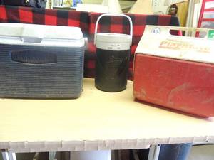 lot 186 image: Small blue and white Rubbermaid ice chest, red and white playmate ice chest and Coleman drink jug