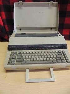 lot 192 image: Electronic Scholar typewriter SR 2000 made in Japan