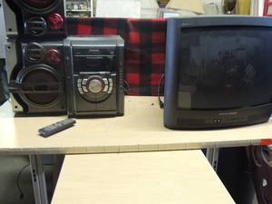 lot 194 image: Panasonic 5CD changer 2 speakers and remote Phillips Magnavox 27 TV