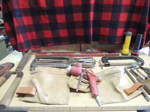 lot 210 image: Texture spray gun   Roaster   tool bag vice    grips level 2 sm flashlights and more