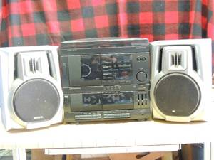 lot 216 image: Radio Magnavox turn table, CD player, cassette player with 2 speakers