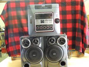 lot 215 image: RCA 5 disc CD radio AMFM cassette player 2 speakers nice condition