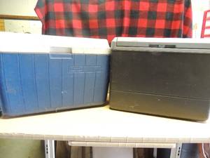 lot 220 image: Blue and white Coleman ice chest grey Coleman electric ice chest