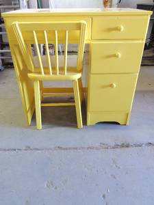 lot 7 image: Yellow childs desk 30.5 width 17 deep 29.5 H 4 DRAWER  & CHAIR