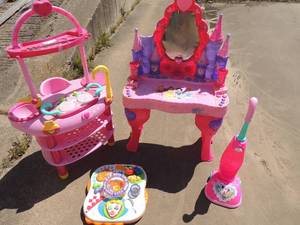 lot 15 image: Kids lot- vacuum, piano, makeup stand, cooking kitchen set