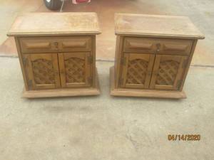 lot 3 image: TOTAL&nbsp OF 2 ANTIQUE OAK WOOD WILLIAMS FURNITURE ONE DRAWER NIGHT STANDS&nbsp 25 L X 16 W X 24 H EACH&nbspMATCH # 2