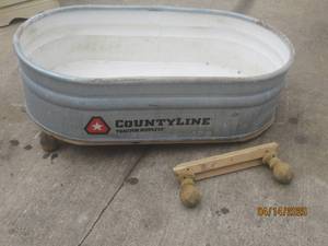 lot 8 image: COUNTY LINE TRACTOR CO. SHALLOW&nbsp GALVANIZED STEEL ROUND END TANK ST 214&nbspLEG NEED REPAIR