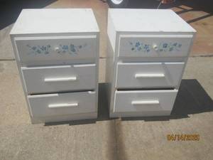 lot 15 image: TOTAL OF 2&nbsp3- DRAWER NIGHT STANDS&nbsp&nbsp18 L X 16 W X 26 H EACH&nbsp