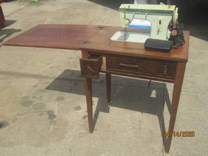 lot 16 image: VINTAGE SINGER FASHION MATE 257 SEWING MACHINE AND WOODEN&nbsp TABLE&nbsp