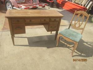 lot 22 image: VINTAGE OAK WOOD 5 -DRAWER DESK &amp VINTAGE CHAIR50 L X 20 W X 31 H&nbsp MATCH # 23&nbsp