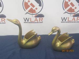 lot 37 image: TOTAL OF 2 SOLID BRASS SWAN PLANTERS MADE IN TAIWAN R.O.C.