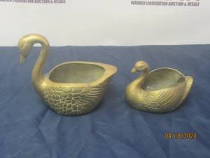 lot 38 image: TOTAL OF 2 SOLID BRASS SWAN PLANTERS&nbsp