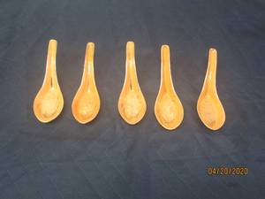 lot 56 image: TOTAL OF 5 VINTAGE PORCELAIN CHINESE SOUP SPOONS&nbsp