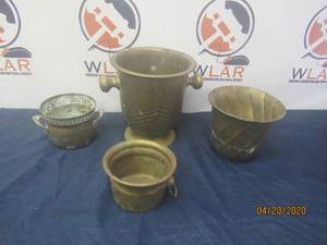 lot 76 image: TOTAL OF 4&nbsp VINTAGE&nbsp ASSORTED BRASS BUCKETPLANTERS&nbsp