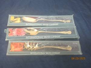 lot 80 image: TOTAL OF 3 INTERNATIONAL SILVER COMPANY GOLD PLATED SERVING FORK 1054, SERVING SPOON 1053, SERVING SPAGHETTI SERVER 1030&nbsp