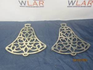 lot 81 image: TOTAL OF 2 VINTAGE WM A. ROGERS SILVER-PLATED 10&nbsp BELLS TRIVETPLATE WARMER&nbsp