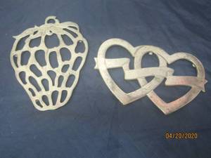 lot 82 image: TOTAL OF 2 VINTAGE LEONARD SILVER-PLATED TRIVETPLATE WARMER DOUBLE HEART &amp STRAWBERRY&nbsp
