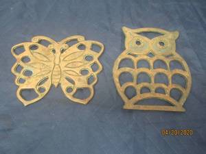 lot 83 image: TOTAL OF 2 CAST IRON TRIVETPLATE WARMER BUTTERFLY &amp OWL MADE IN TAIWAN&nbsp