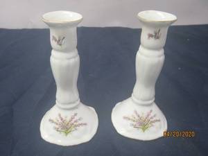 lot 89 image: SET OF VINTAGE GENUINE BONE CHINA MADE IN TAIWAN CANDLESTICK HOLDERS&nbsp&nbsp