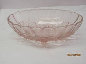 lot 106 image: VINTAGE INDIANA COMPANY GARLAND PINK GLASS OVAL FOOTED FRUIT BOWL&nbsp