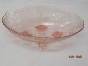 lot 107 image: VINTAGE PINK&nbsp DEPRESSION GLASS ETCHED FLOWERS FOOTED BOWL