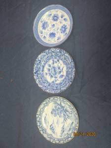 lot 112 image: TOTAL 3 JAPAN BLUE &amp WHITE WALL COLLECTION PLATES&nbsp