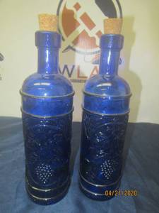 lot 124 image: TOTAL OF 2 COBALT BLUE GLASS BOTTLE WITH GRAPE PATTERN MADE IN SPAIN&nbsp