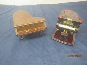 lot 143 image: TOTAL OF 2 VINTAGE MUSICAL PIANOS BOX&nbsp&nbsp-GEORGE GOODS&nbsp- BEGIN KINGS&nbsp