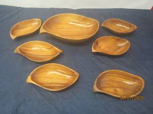 lot 144 image: TOTAL OF 7 VINTAGE PHILIPPINE HAND CARVED MONKEY POD SALAD&nbsp SERVING LEAF SHAPED LARGE BOWL &amp 6 INDIVIDUAL BOWLS