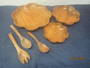 lot 147 image: TOTAL OF 3&nbsp VINTAGE PHILIPPINE HAND CARVED MONKEY POD SALAD BOWLS &amp 3 SALAD SERVERS&nbsp