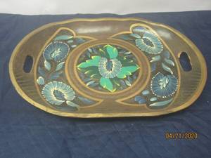 lot 149 image: MEXICAN TOLE PAINTED OVAL WOOD TRAY&nbsp