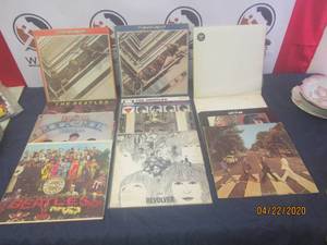 lot 165 image: TOTAL OF 12 VINTAGE BEATLES ALBUMS IN ORIGINAL CASE&nbsp-SGT. PEPPERS LONELY HEARTS CLUB BAND-THE BEATLES 1962-1966-THE BEATLES 1967-1970-REVOLVER AND MORE SEE PICS&nbsp