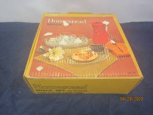 lot 212 image: VINTAGE HOMESTEAD SNACK SET&nbspTOTAL OF 8PC&nbsp &nbsp4- PLATES  4 CUPS&nbsp