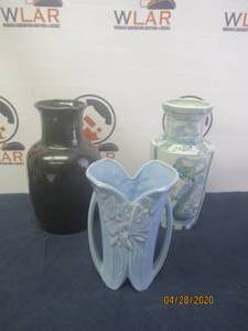 lot 215 image: TOTAL OF 3 CERAMIC VASES&nbsp&nbsp- NELSON MC COY POTTERY V TOP VASE (PART OF THE BUTTERFLY LINE IN THE EARLY 40S )&nbsp- CERAMIC CHINOISERIE QUATREFOIL CHINESE VASE&nbsp&nbsp-CERAMIC BLACK&nbsp VASE&nbsp