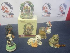 lot 249 image: TOTAL OF 7 MUSICAL HOME DECOR SHELF SITTERS&nbsp