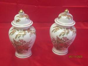 lot 308 image: TOTAL OF 2 VINTAGE 7 12  JAPANESE PORCELAIN GINGER JARS&nbsp