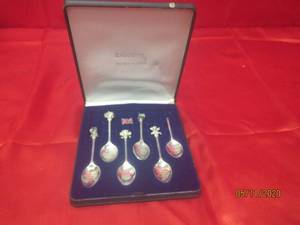 lot 338 image: EXQUISITE 6 PC VINTAGE SILVER COLLECTIBLE&nbsp SPOONS&nbsp&nbsp-THE PRINCE &amp PRINCESS OF WALES JUL 29TH 1981&nbsp&nbsp-ONE SPOON MISSING TOP PIECE SEE PIC